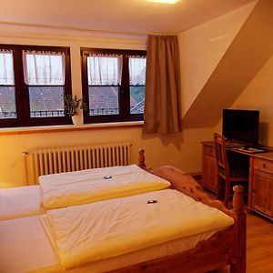 Zimmer mit Kingsize-Bett
